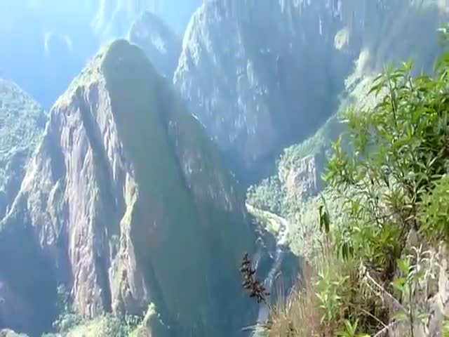 Подъем по «лестнице смерти» горного хребта Уайна-Пикчу