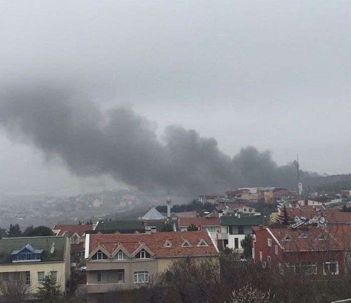 В пригороде Стамбула вертолет упал на трассу  