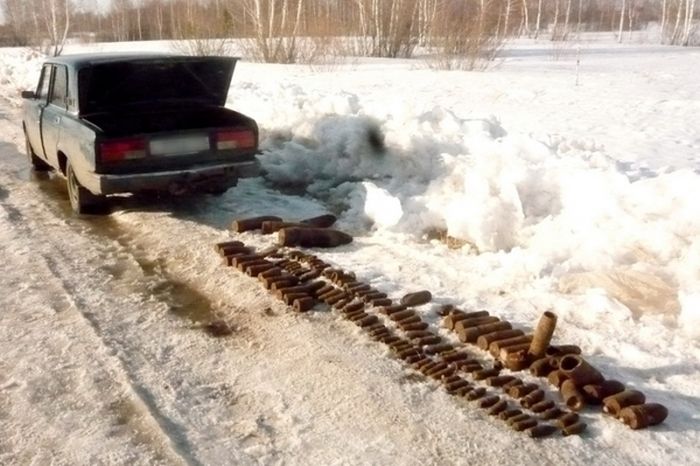В Курганской области в багажнике легкового автомобиля сотрудники ДПС обнаружили артиллерийские снаряды (2 фото)
