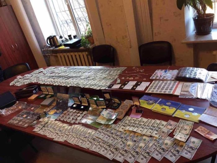 На Украине у задержанного полковника полиции изъяли оружие, золотые слитки и ювелирные изделия (3 фото)