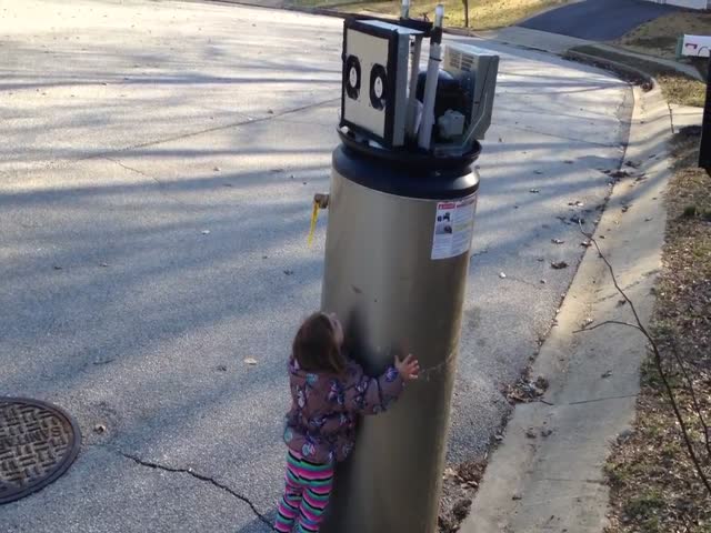 Маленькая девочка приняла сломанный водонагреватель за робота