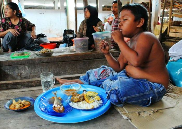 Как сложилась жизнь 2-летнего курильщика Арди Ризала из Индонезии, выкуривавшего по 40 сигарет в день (6 фото)