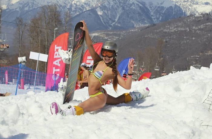 Лыжники и сноубордисты в купальниках сочинского фестиваля BoogelWoogel (10 фото)