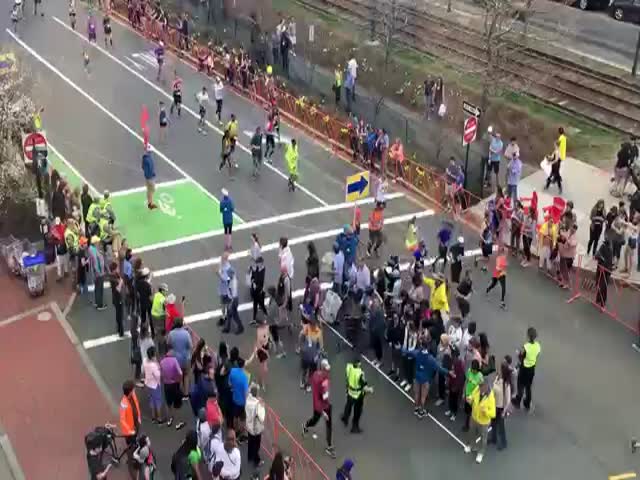 Пешеходы переходят улицу во время марафона в Бостоне