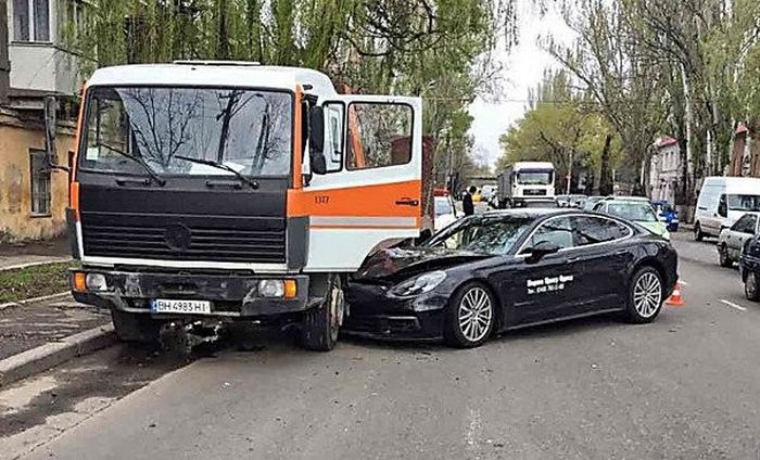 В Одессе во время тест-драйва разбили спорткар Porshe Panamera 4S (2 фото)