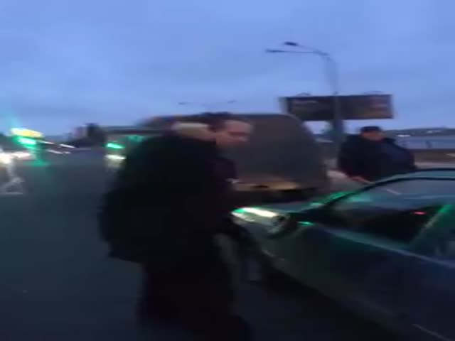 В Санкт-Петербурге в ходе дорожного конфликта мужчина молотком разбил авто оппонента