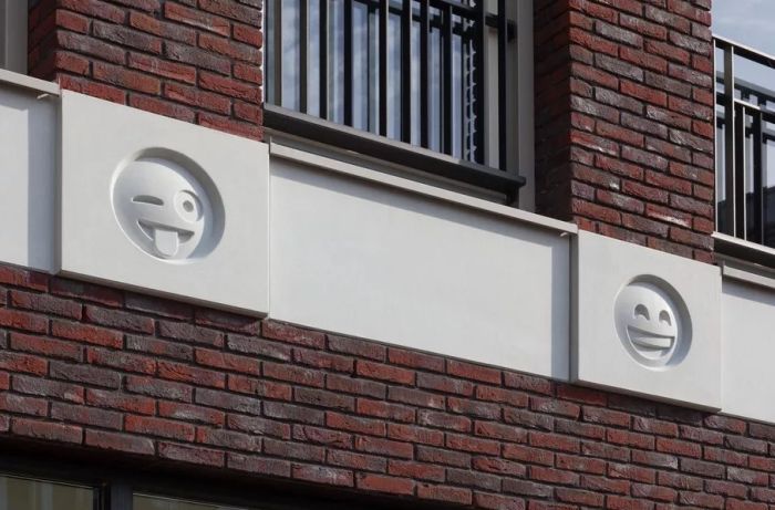 В Нидерландах фасад здания украсили смайликами эмодзи (4 фото)