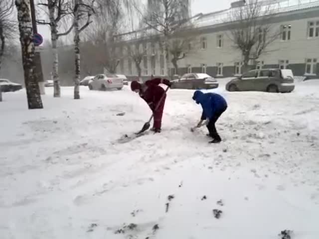 В Кирове врачам скорой помощи пришлось самим убирать снег