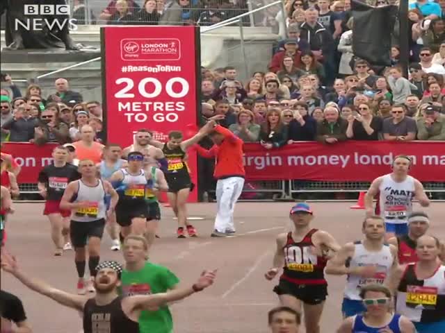 Участник Лондонского марафона помог оппоненту добраться до финиша