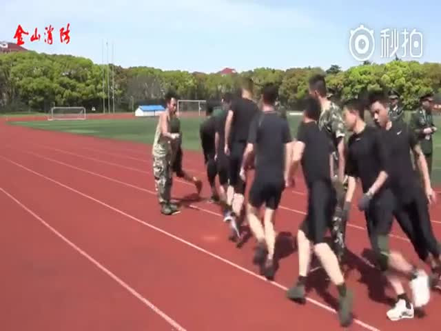 Китайские солдаты прыгают через скакалку