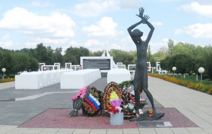 Памятник погибшим детям в белорусской деревне Красный Берег (5 фото)