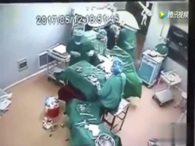 Драка в операционной китайской больницы