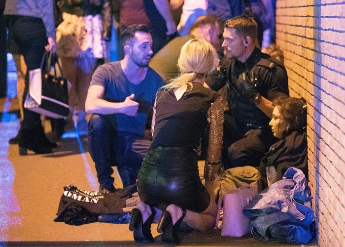 Теракт в Манчестере на концерте певицы Арианы Гранде (12 фото)