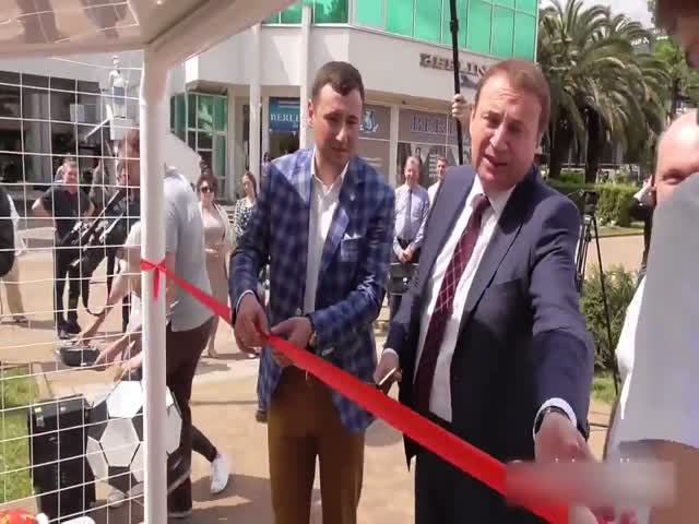 Мэр Сочи Анатолий Пахомов отогнал волонтера