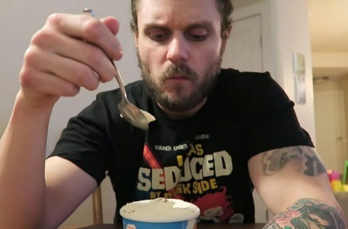 Фитнес-блогер Энтони Говард-Кроу похудел на 14,5 кг, употребляя мороженое и диету (4 фото)