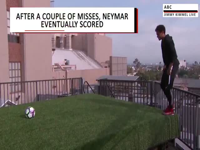 Неймар забил гол через Голливудсий бульвар в Лос-Анджелесе