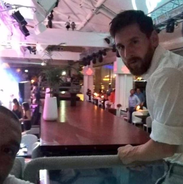 Лионель Месси отдохнул на 37 000 евро в ресторане Ибицы (2 фото)