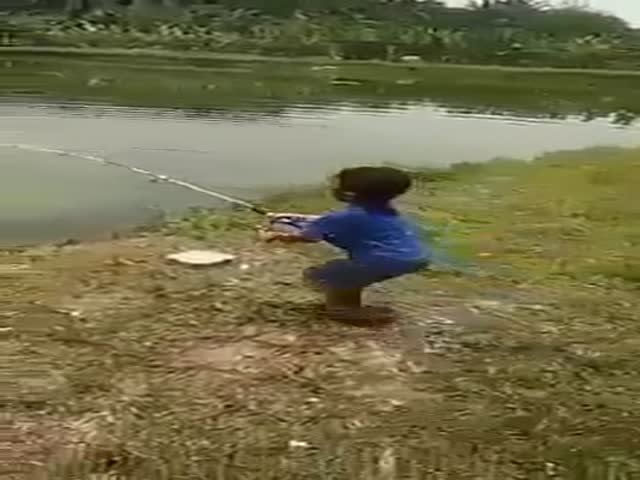 Отличный улов юного рыбака