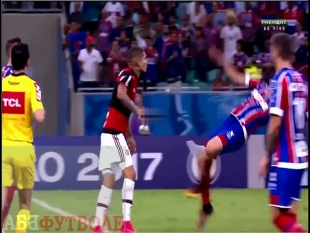 Бразильский футболист попытался изобразить падение от удара