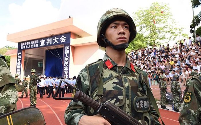 В Китае провели публичный суд над 18-ю наркоторговцами (4 фото + видео)