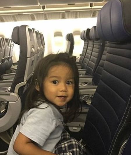 Авиакомпания United Airlines забрала оплаченное место у 2-летнего ребенка (4 фото)