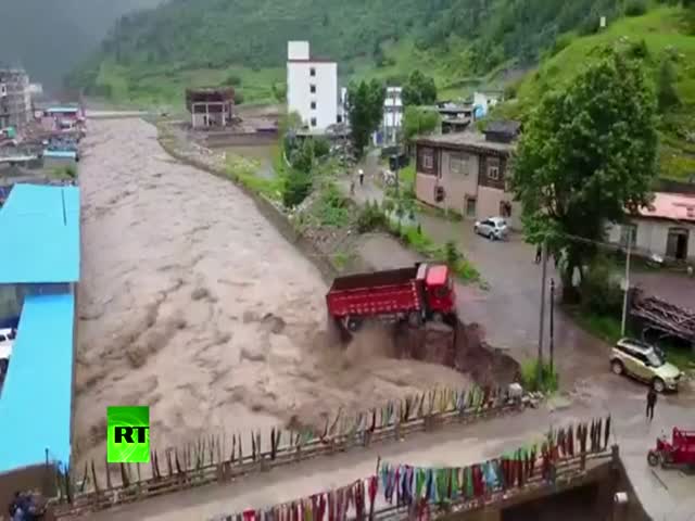В Китае поток воды обрушил жилой дом