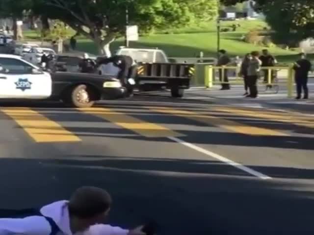 Полицейский ловким движением остановил скейтбордиста