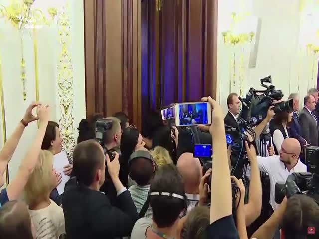 Активистка Femen обнажила грудь перед Петром Порошенко и Александром Лукашенко