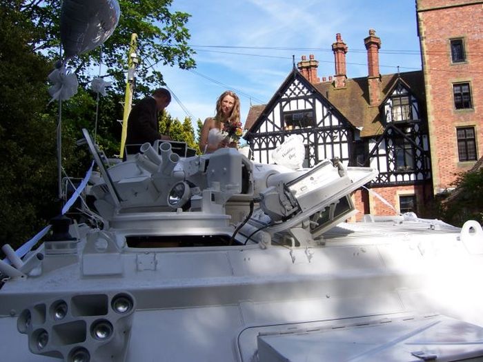 В Великобритании появились танки-лимузины (14 фото)