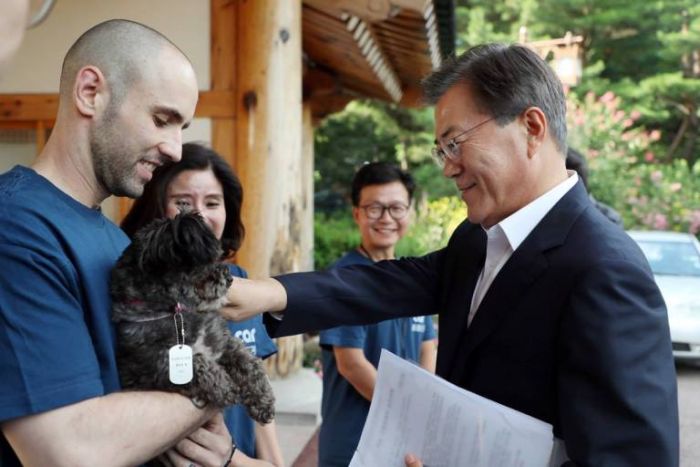Президент Южной Кореи Мун Чжэ Ин забрал собаку из приюта (5 фото)