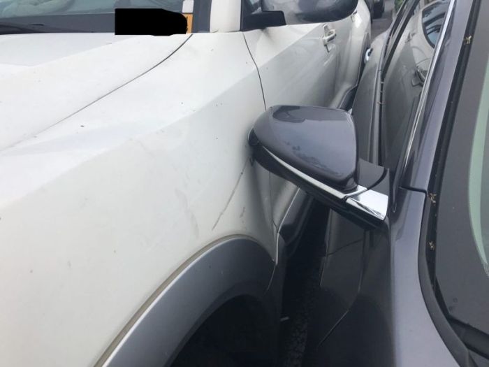 Водитель сумел втиснуть свой автомобиль (5 фото)