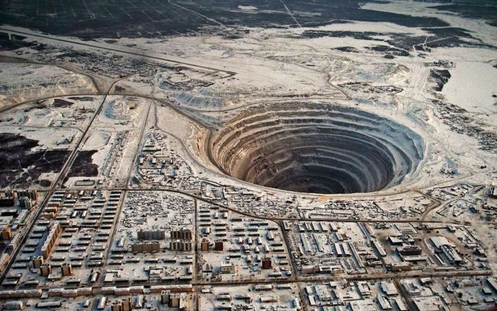 Грунтовые воды затопили рудник «Мир» в Якутии (2 фото)