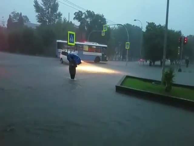 Сильный ливень затопил Уссурийск