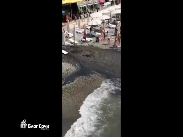 На пляже в Сочи забил гейзер грязной воды