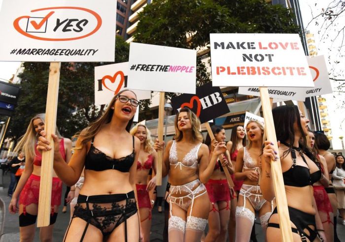 Австралийские девушки в белье выступили в поддержку однополых браков (7 фото)