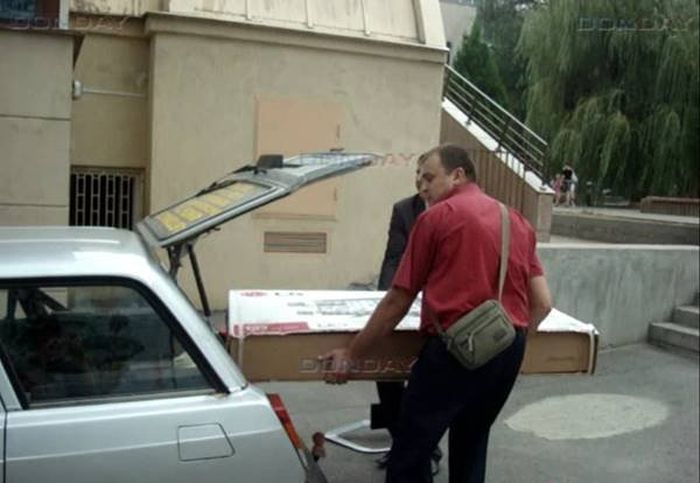 У ростовских погорельце сразу после отъезда губернатора забрали мебель и телевизоры (2 фото)