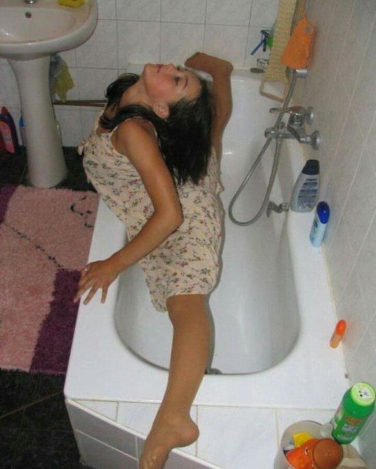 Девушка демонстрирует растяжку в ванной (3 фото)