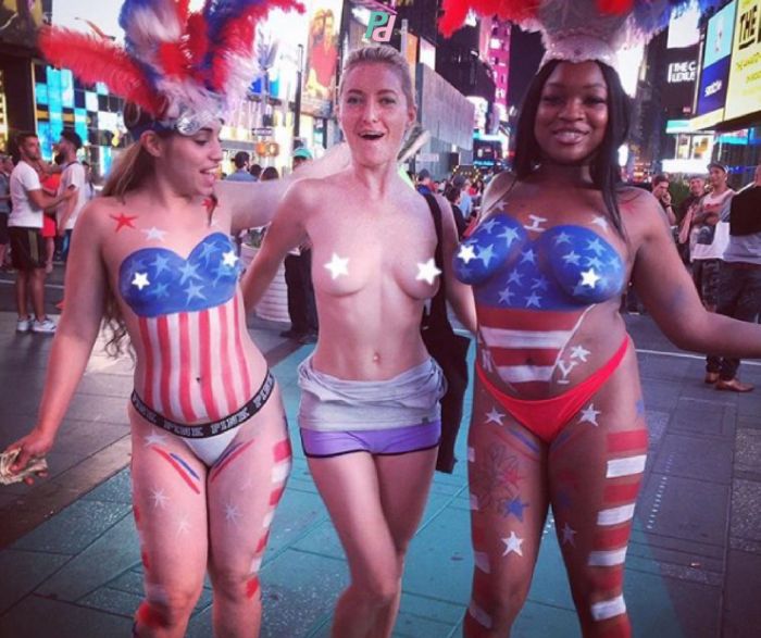 Журналистка Анастасия Каримова и секс-активист Елена Рыдкина прогулялись топлес по Нью-Йорку (4 фото)