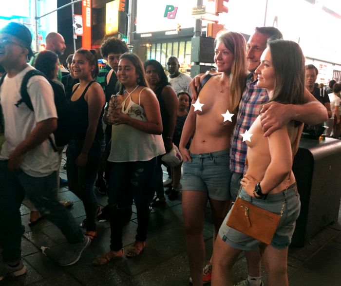 Журналистка Анастасия Каримова и секс-активист Елена Рыдкина прогулялись топлес по Нью-Йорку (4 фото)
