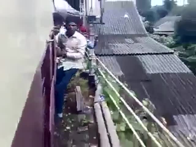 Индийские зацеперы катаются на поезде
