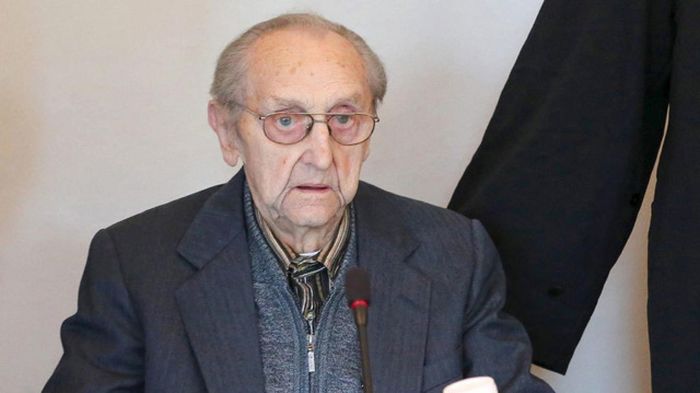 96-летнего врача Освенцима Губерта Зафке не будут судить из-за проблем со здоровьем (2 фото)
