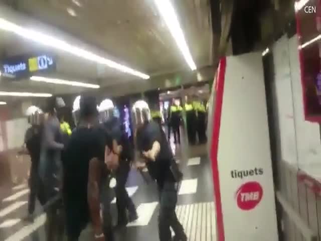 Стычка между полицией и мигрантами в метро Барселоны