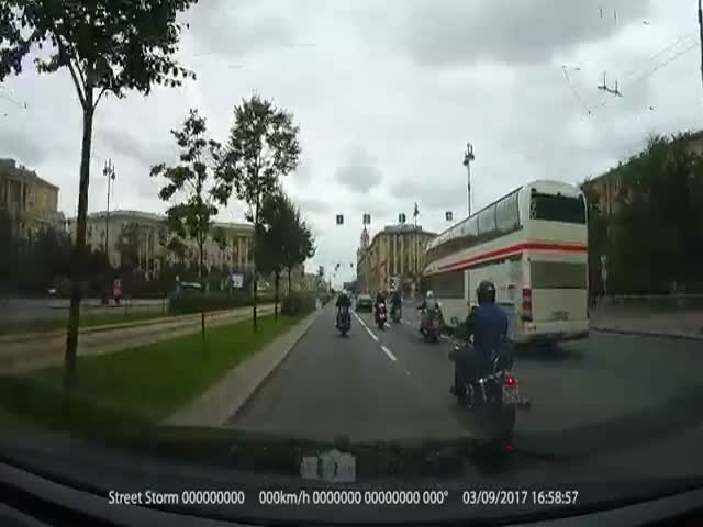 В Санкт-Петербурге байкеры набросились на автомобилиста