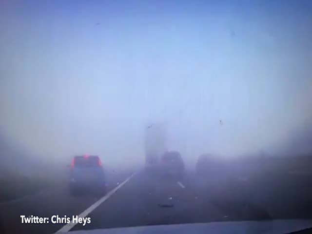 Массовое ДТП на туманной дороге