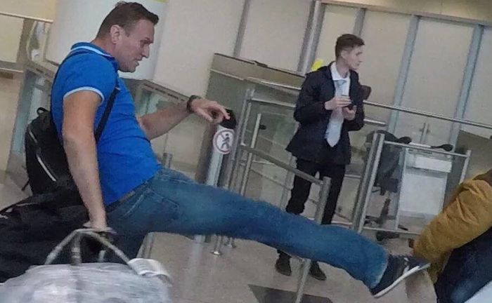 Алексея Навального обвешали сардельками в аэропорту (3 фото + видео)