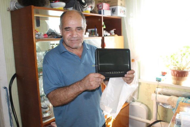 В Южно-Сахалинске Фонд социального страхования подарил слепому мужчине телевизор 