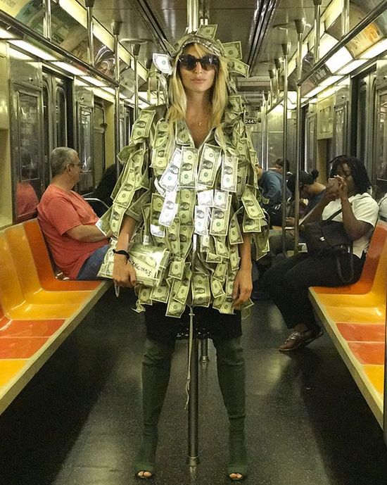 Модель Playboy спустилась в метро в платье из денежных купюр (10 фото)