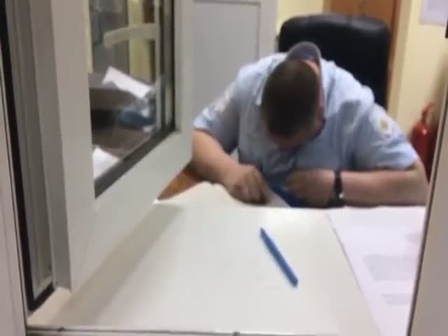 Полицейский уснул на рабочем месте