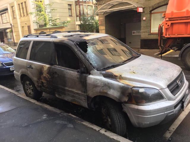 В Москве сожгли автомобиль адвоката режиссера фильма «Матильда» Алексея Учителя Константина Добрынина (5 фото)