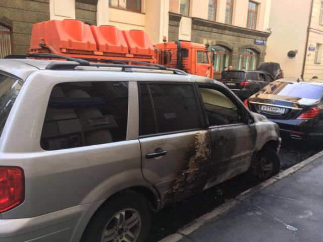 В Москве сожгли автомобиль адвоката режиссера фильма «Матильда» Алексея Учителя Константина Добрынина (5 фото)